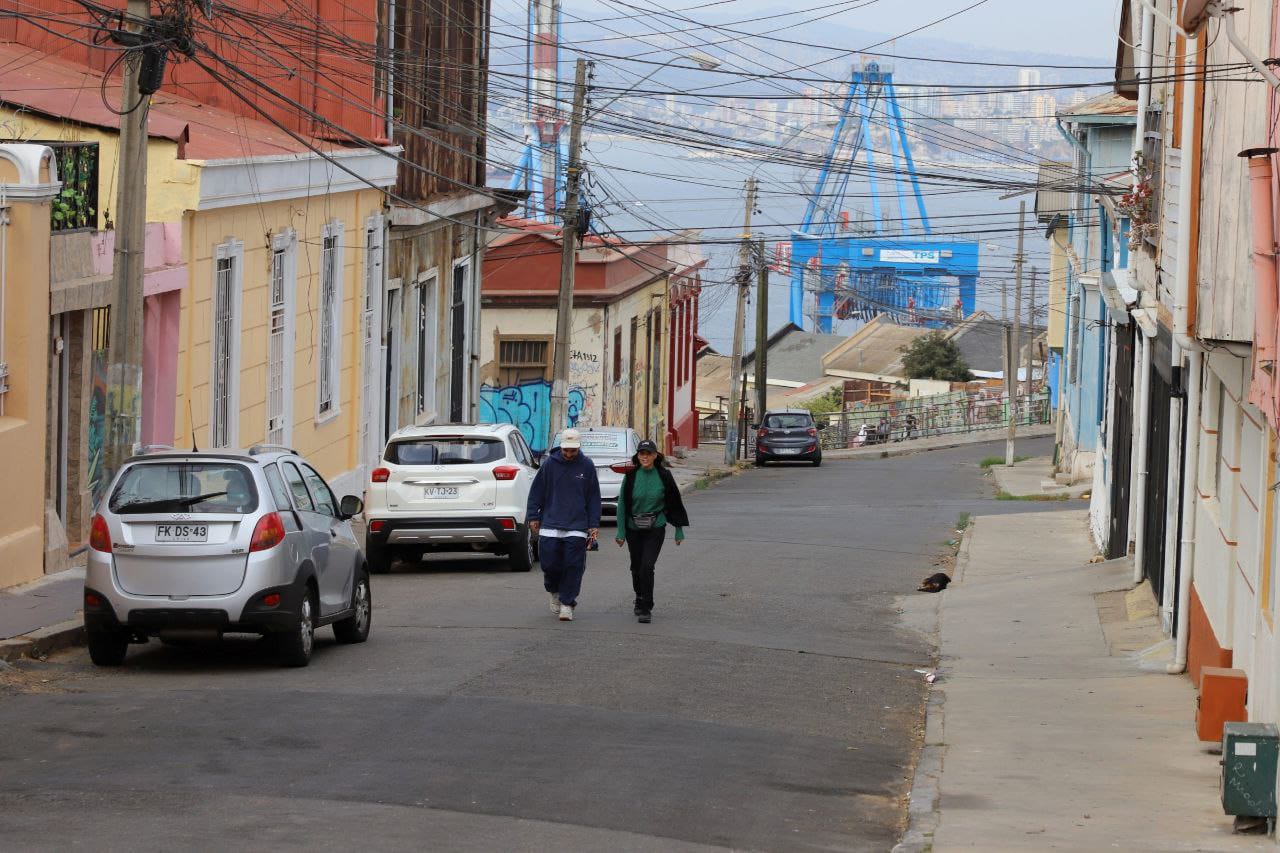 Cinco nuevas calles serán asfaltadas en Valparaíso en conjunto a diversas comunidades y Comités de Pavimentación