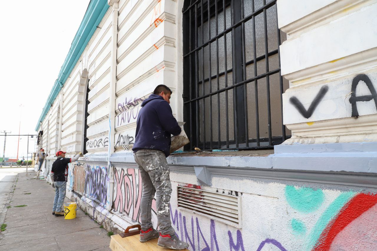 Comercio y vecinos se motivan pintando las fachadas de sus locales impulsados por el avance de Proyecto Arcoíris