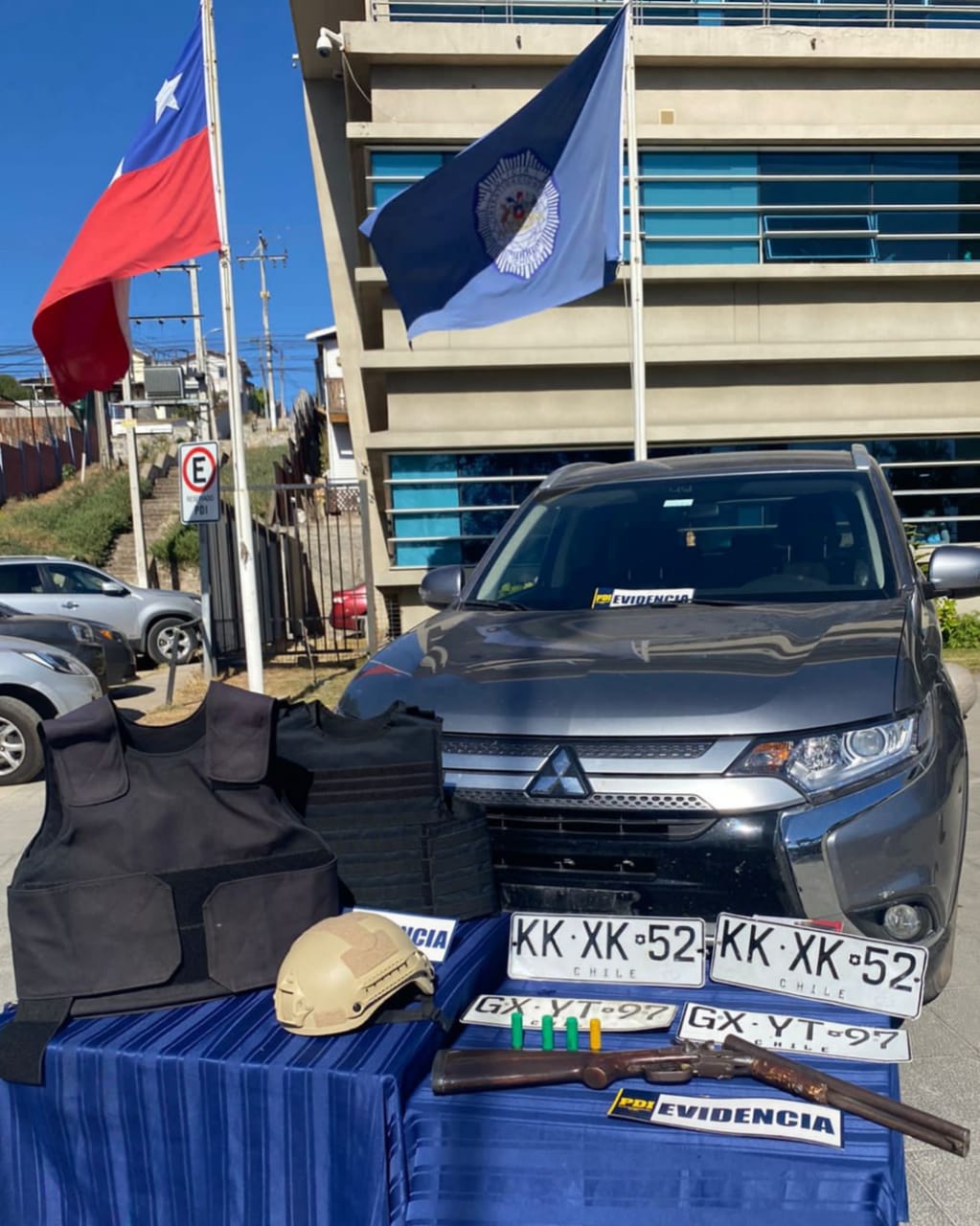 Autos robados, arma y chalecos antibalas recupera la PDI en operativo en Cartagena