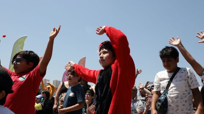 Más de 500 niños, niñas y adultos rieron y bailaron al ritmo de Sinergia Kids y Mystic Chango en Muelle Barón