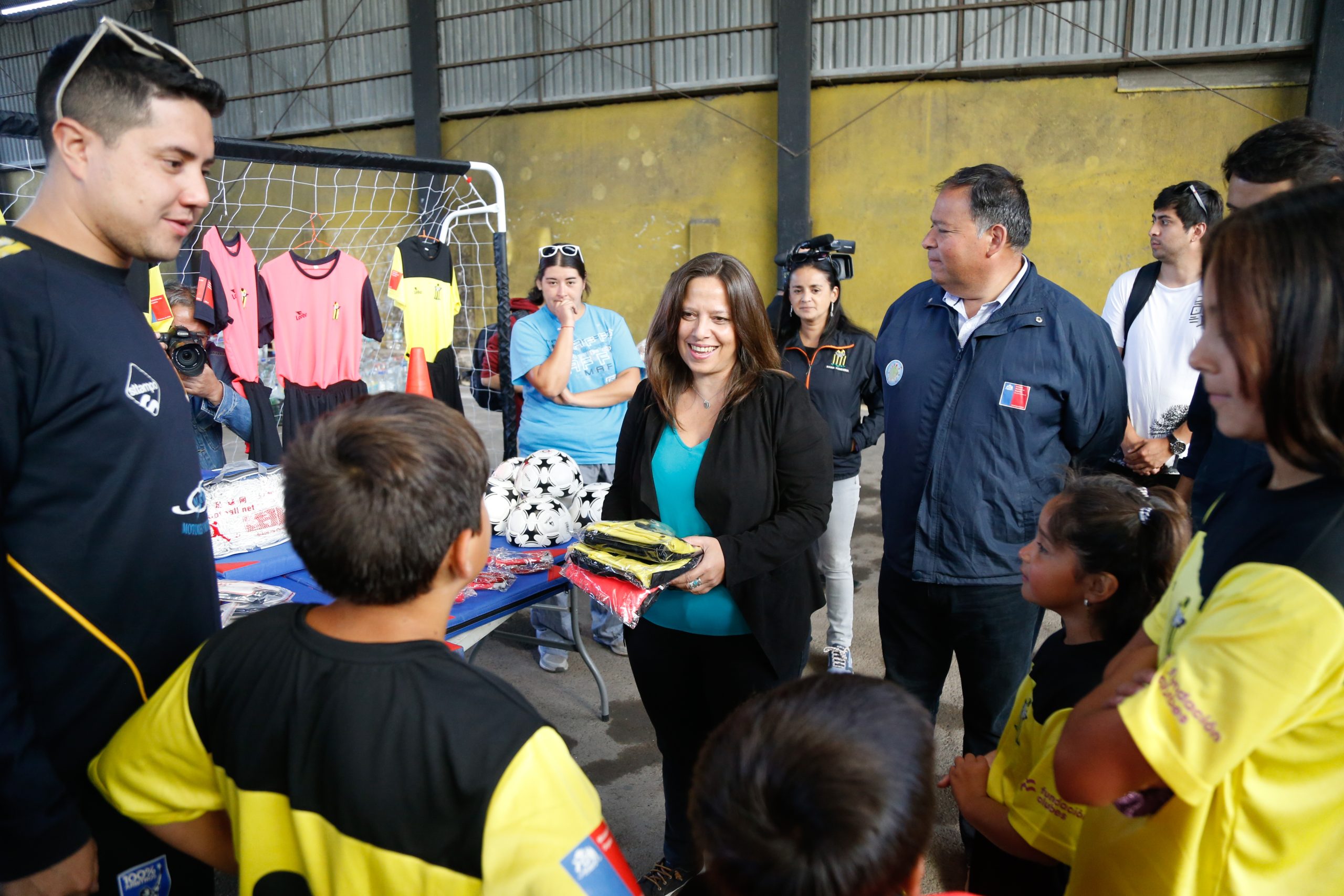 Ministra Benado entrega nueva implementación e indumentaria al Club Deportivo Huracán Sur de Viña del Mar