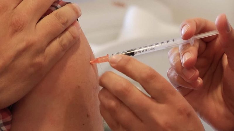 Hospital Dr. Gustavo Fricke SSVQ llama a reforzar inoculación con vacuna bivalente contra el covid