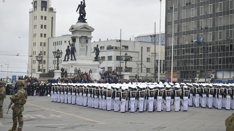 Con ceremonia tradicional y desfile la Armada conmemoró un nuevo 21 de mayo