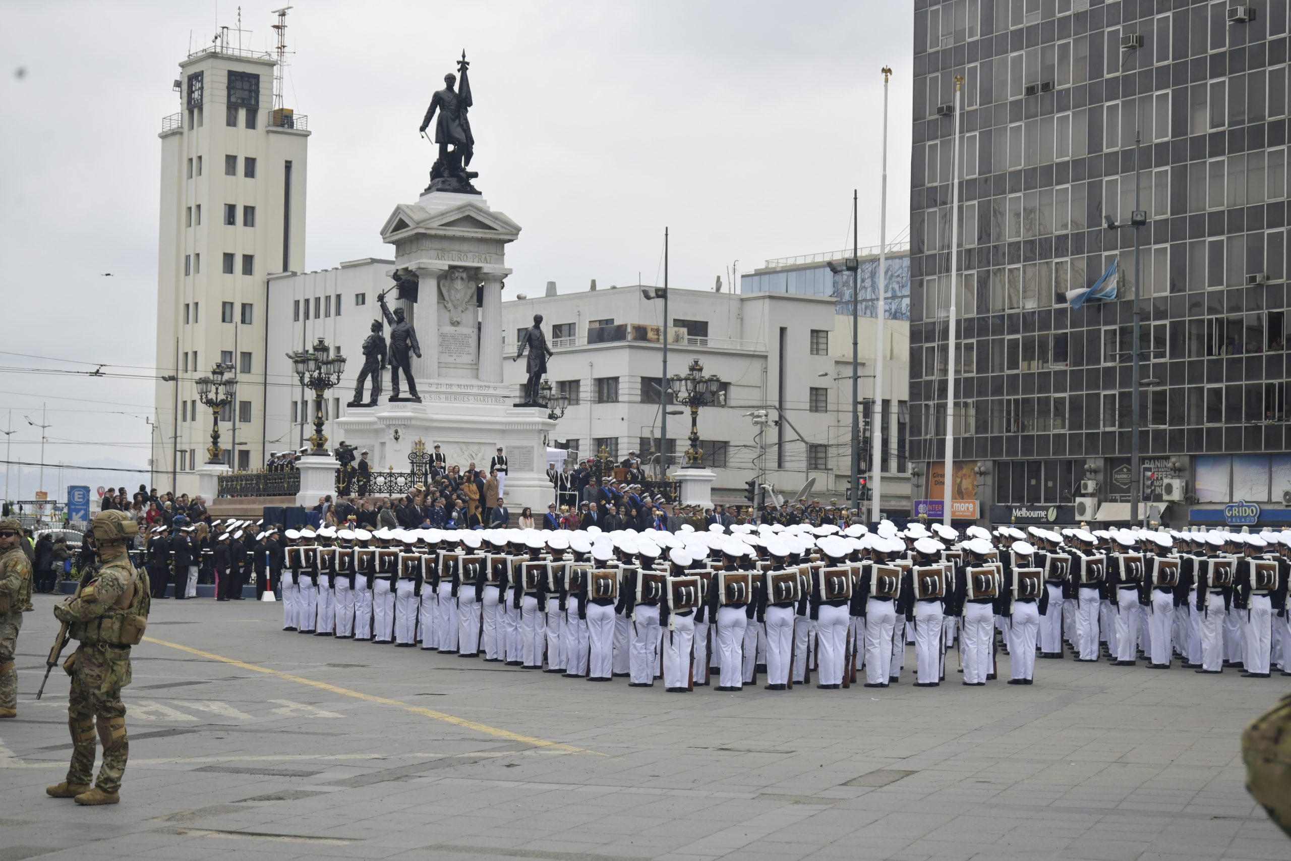 Con ceremonia tradicional y desfile la Armada conmemoró un nuevo 21 de mayo
