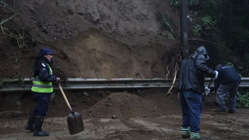 Municipio porteño se despliega en terreno ante emergencias por lluvias en Valparaíso