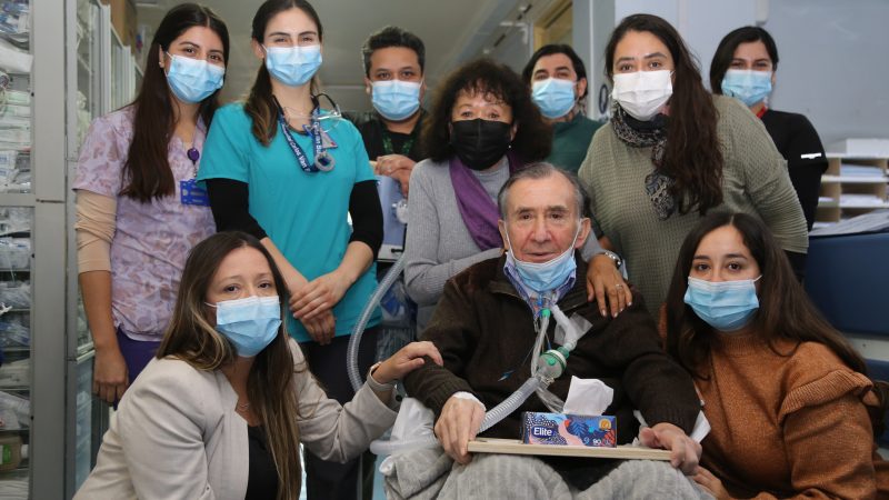 Paciente hospitalizado en el Van Buren celebra sus Bodas de Oro junto a su esposa, hijas y nieta