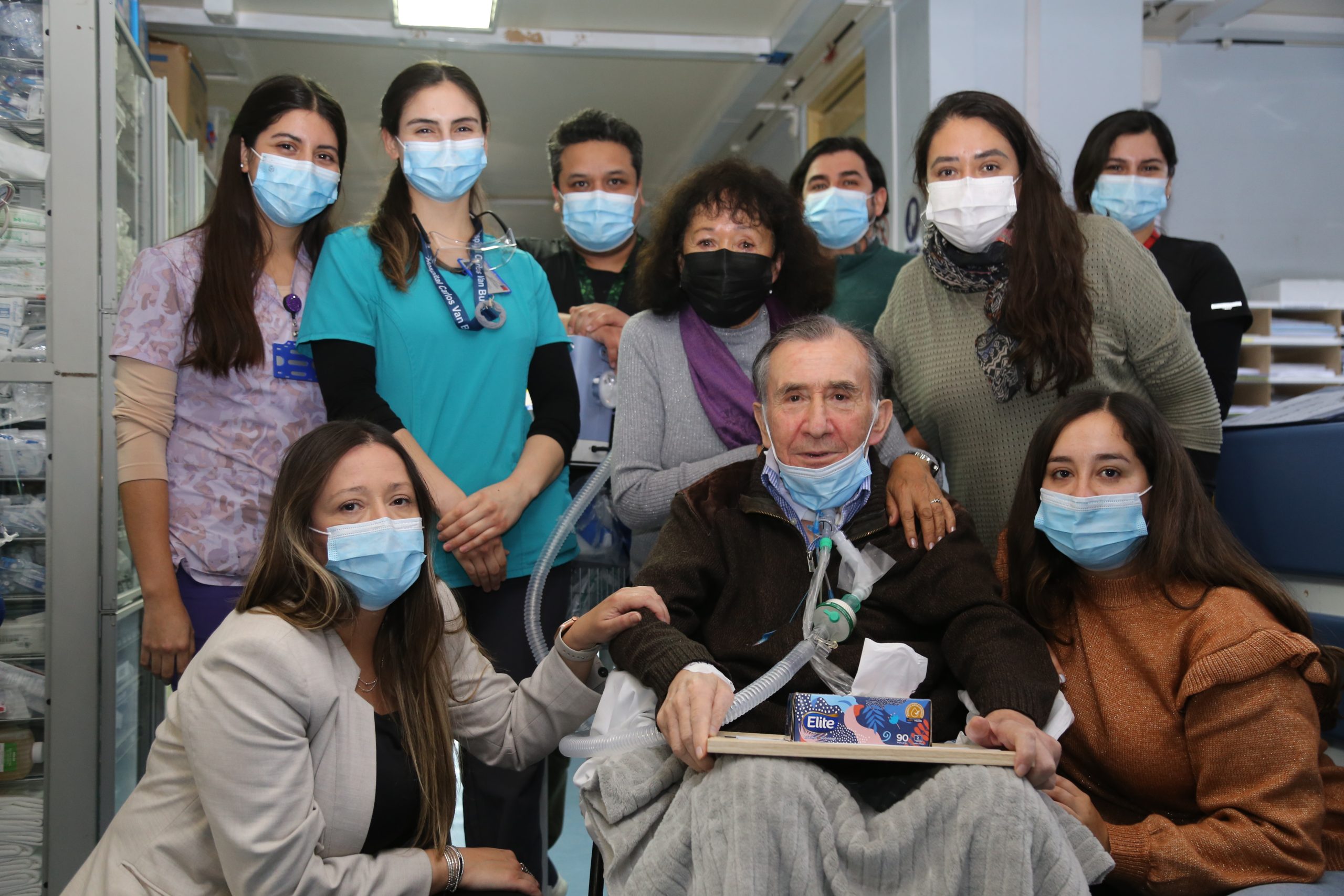 Paciente hospitalizado en el Van Buren celebra sus Bodas de Oro junto a su esposa, hijas y nieta
