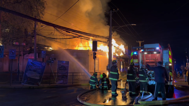 Voraz incendio destruye más de 20 locales comerciales en Limache