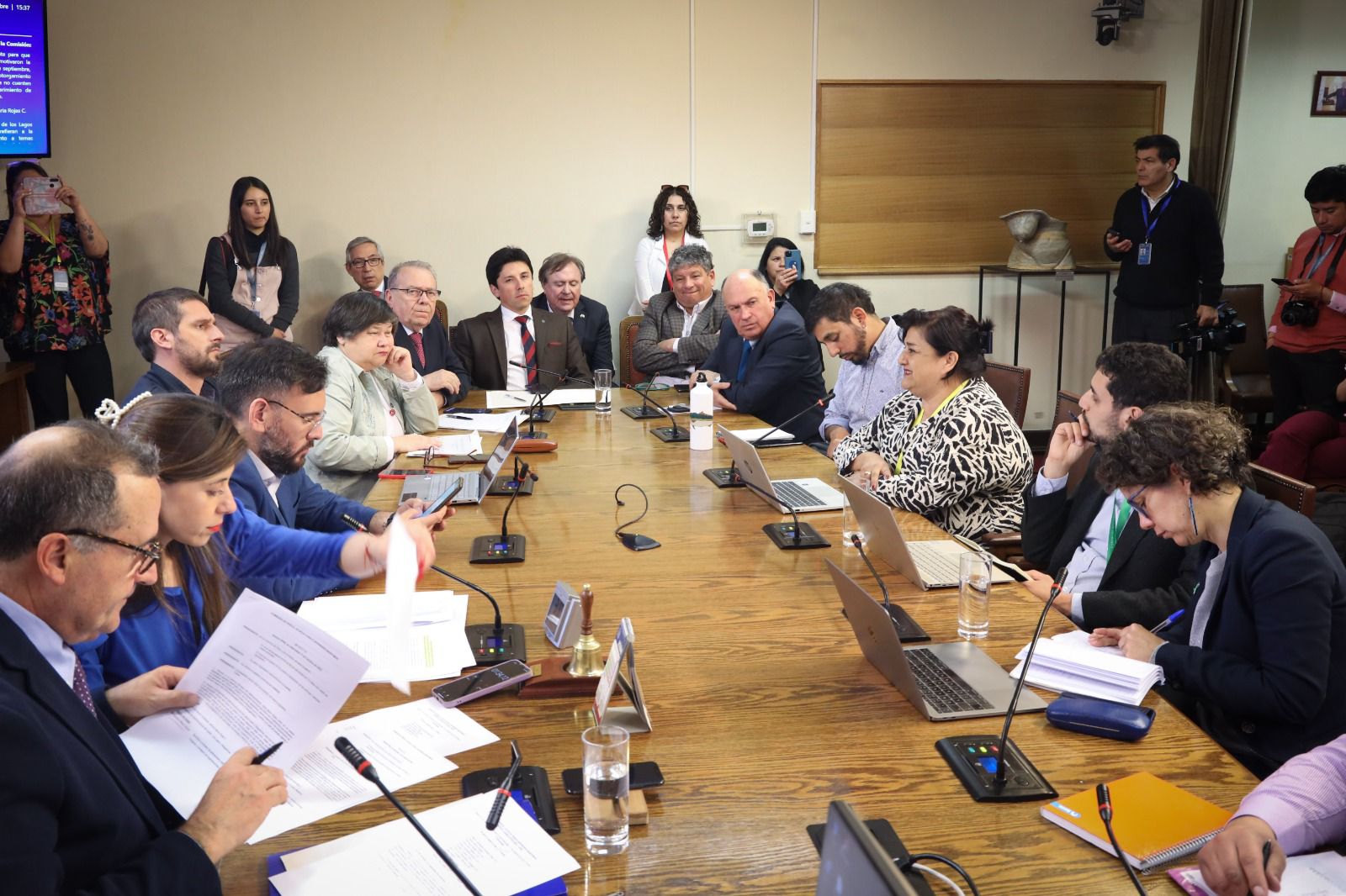 Diputado González y dirigentes de la salmonicultura critican a Medio Ambiente de tomarse atribuciones sobre la entrada en vigencia del nuevo SBAP